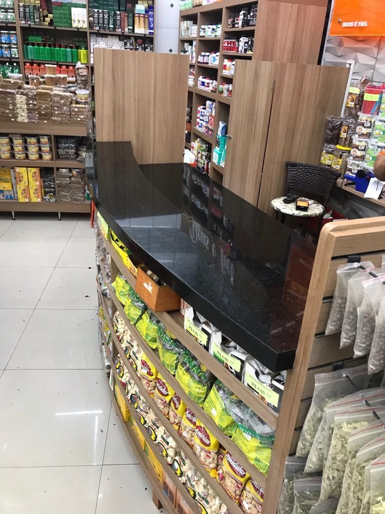Balcão comercial em granito preto com base de madeira