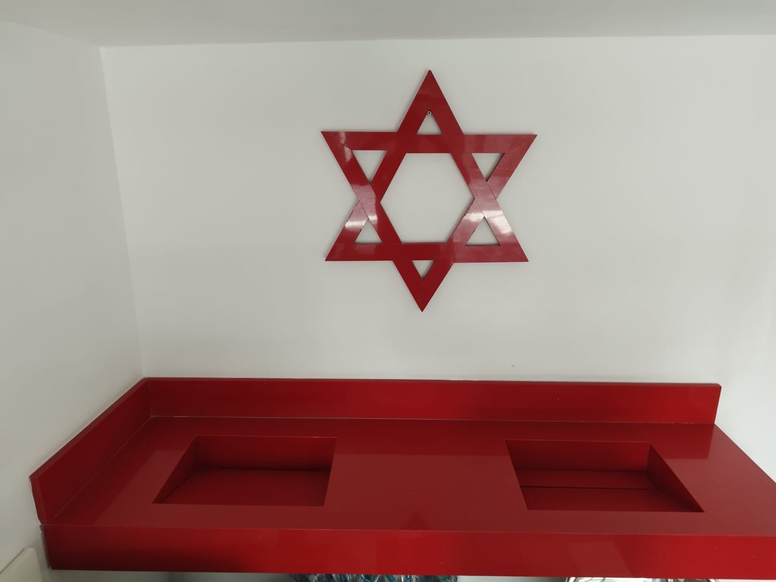 Bancada dupla sob medida em quartzo vermelho.