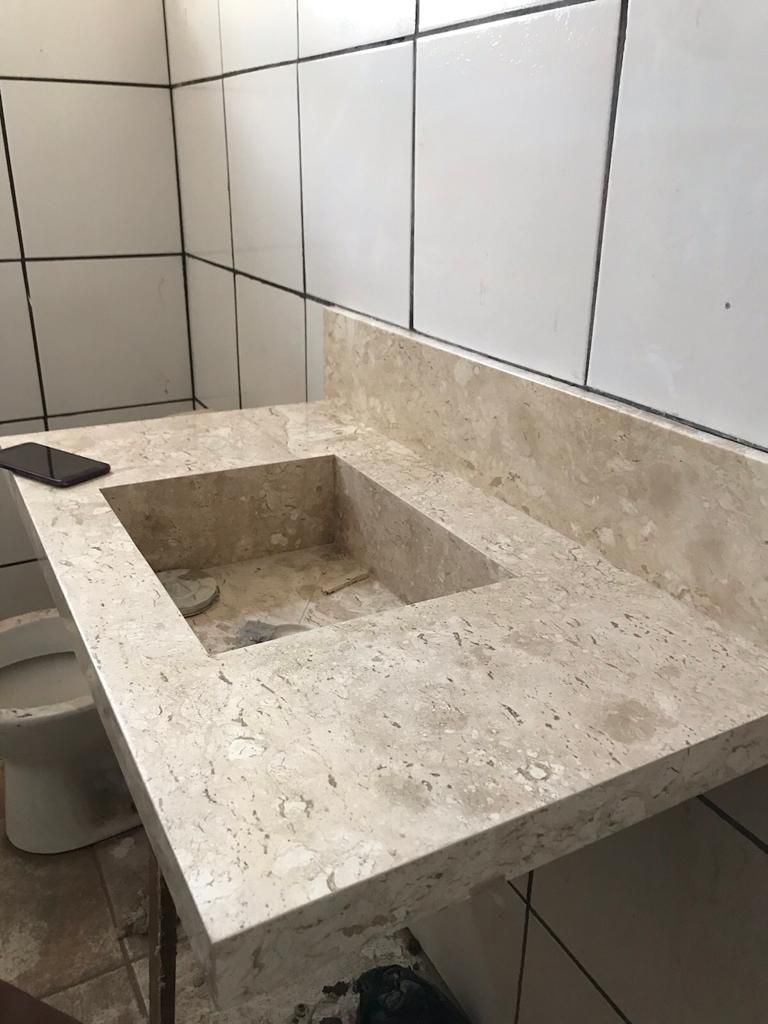 Bancada de banheiro em mármore travertino com cuba esculpida