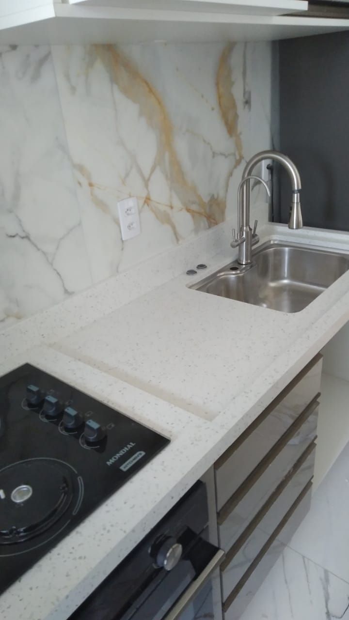 Bancada de cozinha em quartzo branco estelar com recorte para cooktop