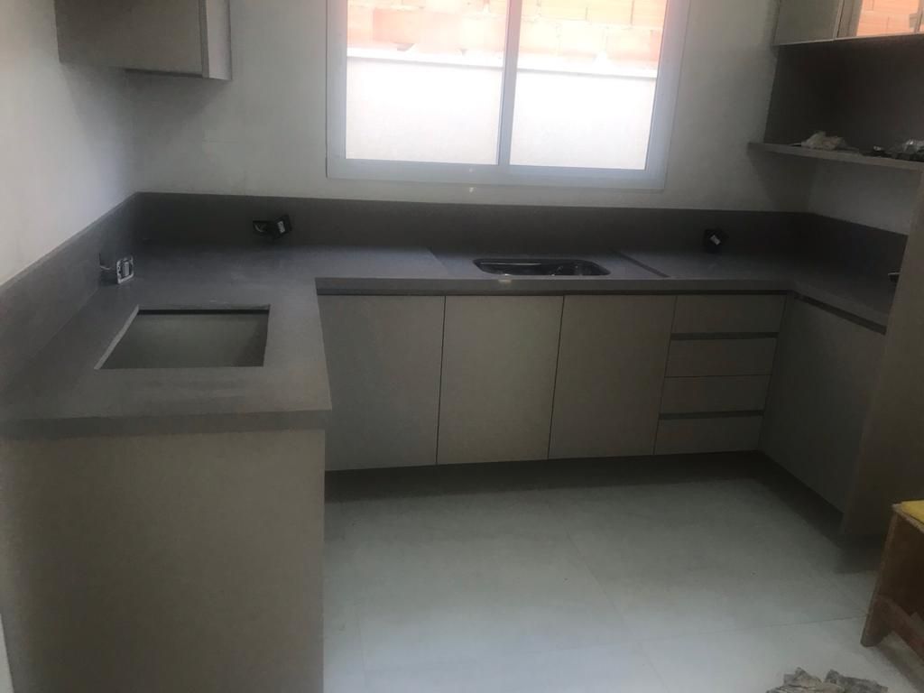 Bancadas em U em tom cinza com cuba de embutir.