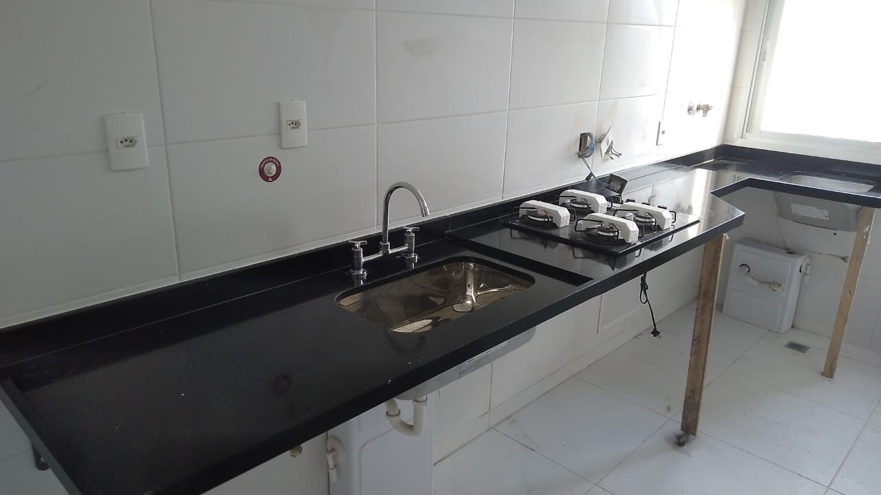Bancada reta em granito preto polido.