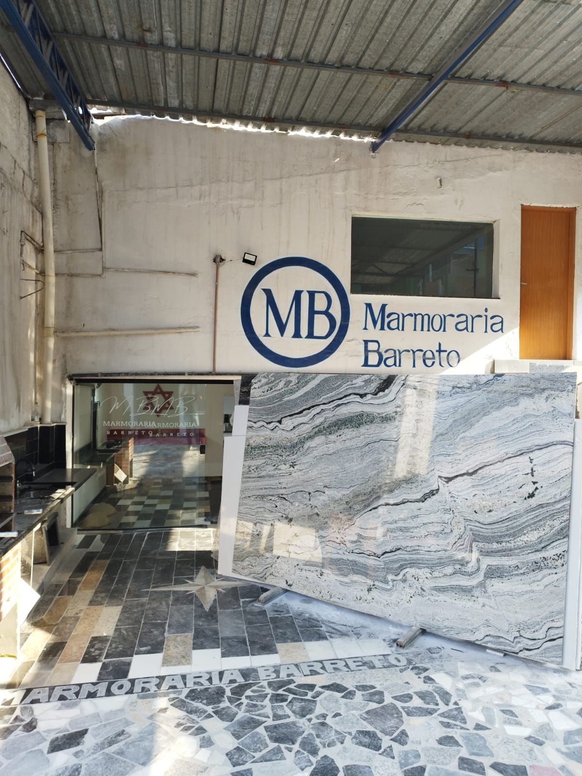 Chapa de pedra exótica em frente à fachada da Marmoraria Barreto, em Osasco