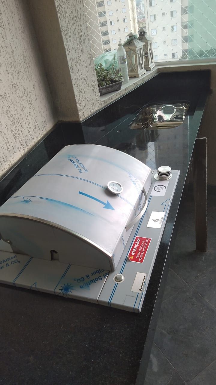 Bancada em granito para churrasqueira em área gourmet de terraço