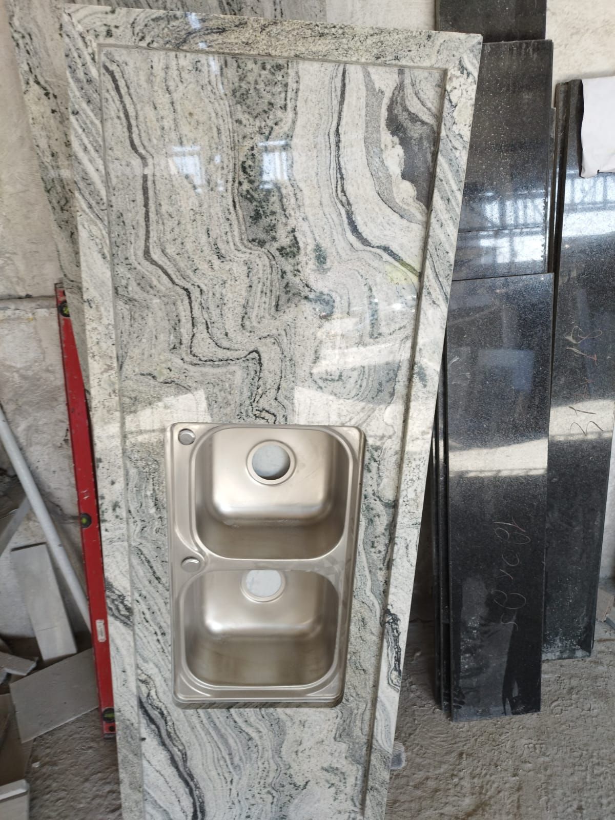 Chapas de granito preparadas na produção da Marmoraria Barreto